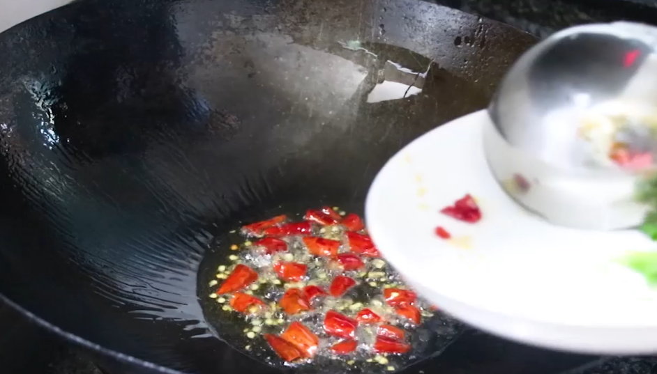 原来炒包菜也有窍门,加一种调料,简单一炒,比吃大鱼大肉还过瘾-炒包菜的秘诀有哪些视频