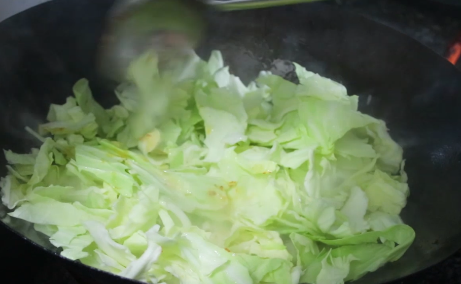 原来炒包菜也有窍门,加一种调料,简单一炒,比吃大鱼大肉还过瘾-炒包菜的秘诀有哪些视频
