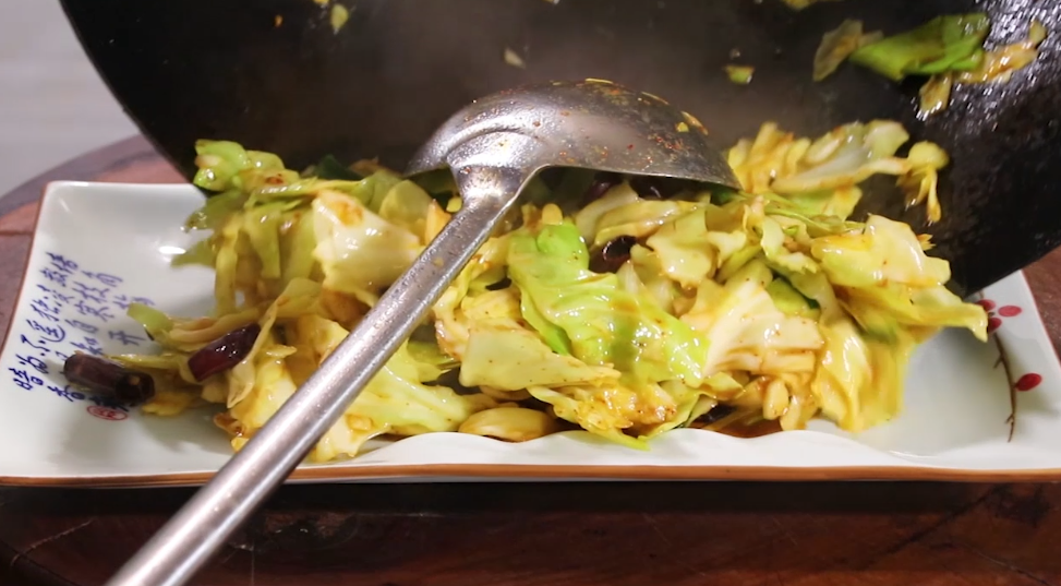 原来炒包菜也有窍门,加一种调料,简单一炒,比吃大鱼大肉还过瘾-炒包菜的秘诀有哪些视频