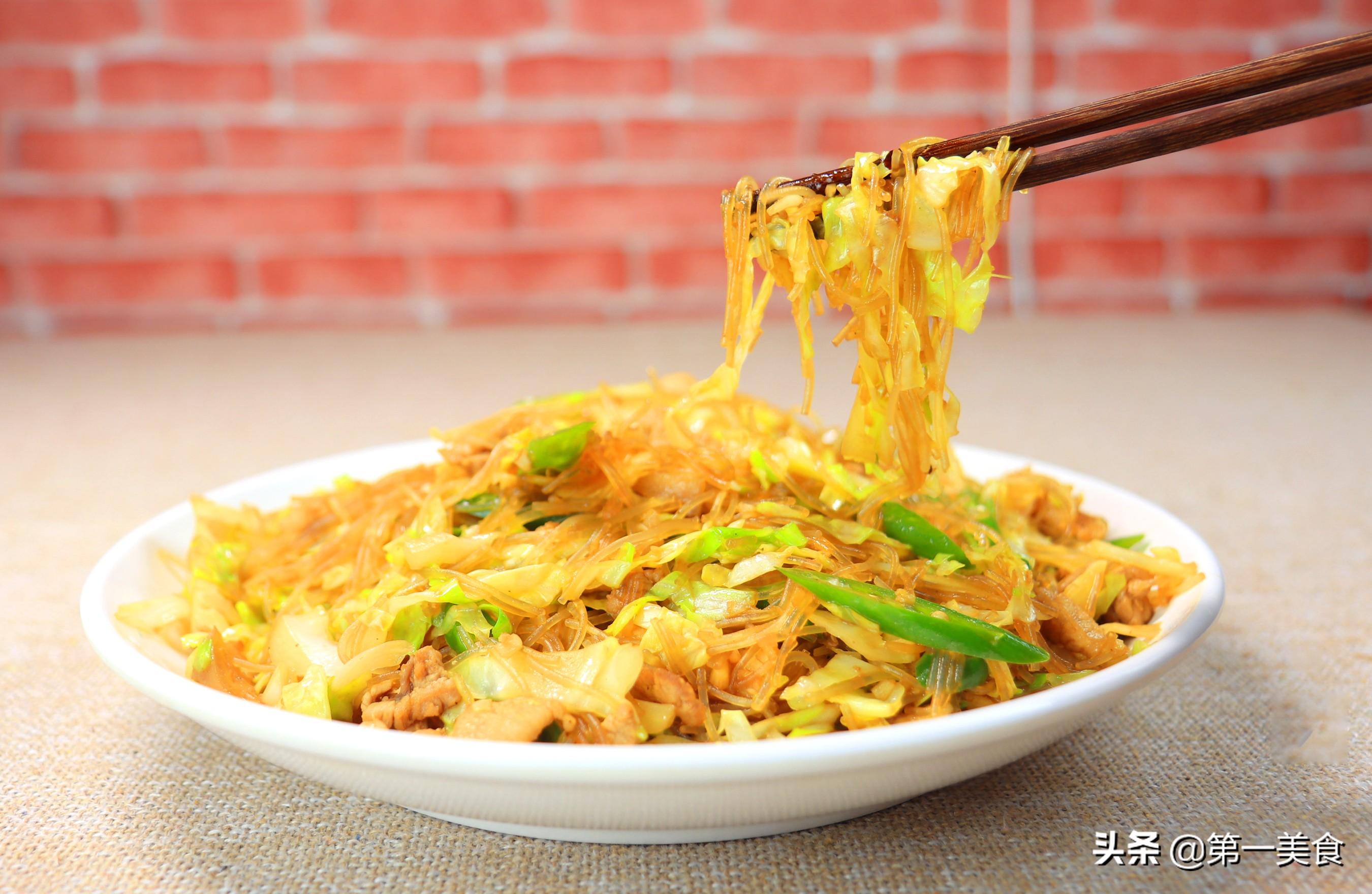 家常粉丝炒包菜,看大厨如何炒制,即不粘锅也不坨块,简单又美味-粉丝炒包菜家常做法视频教程