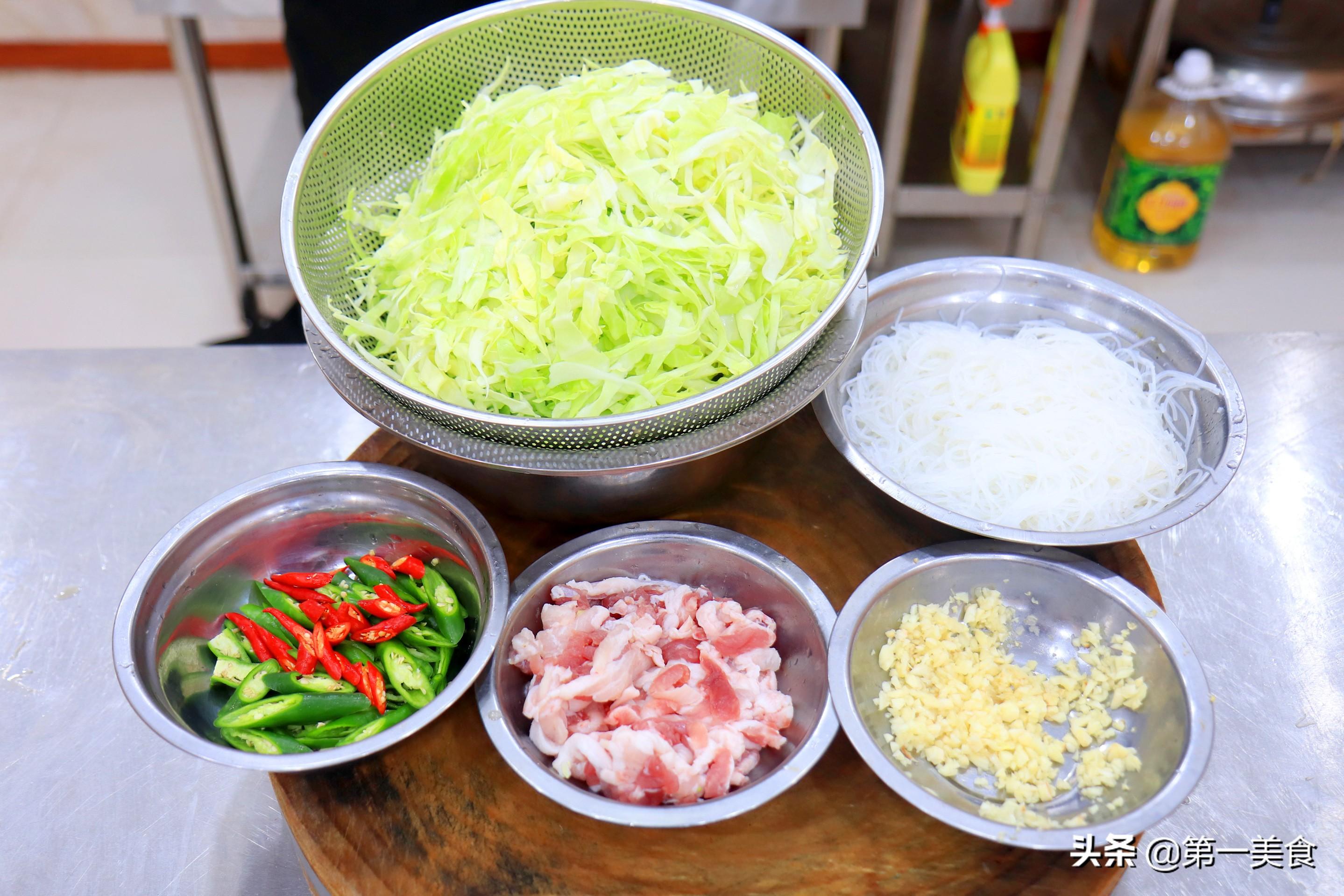 家常粉丝炒包菜,看大厨如何炒制,即不粘锅也不坨块,简单又美味-粉丝炒包菜家常做法视频教程