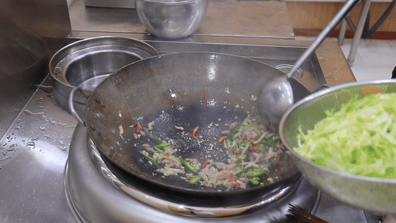 家常粉丝炒包菜,看大厨如何炒制,即不粘锅也不坨块,简单又美味-粉丝炒包菜家常做法视频教程