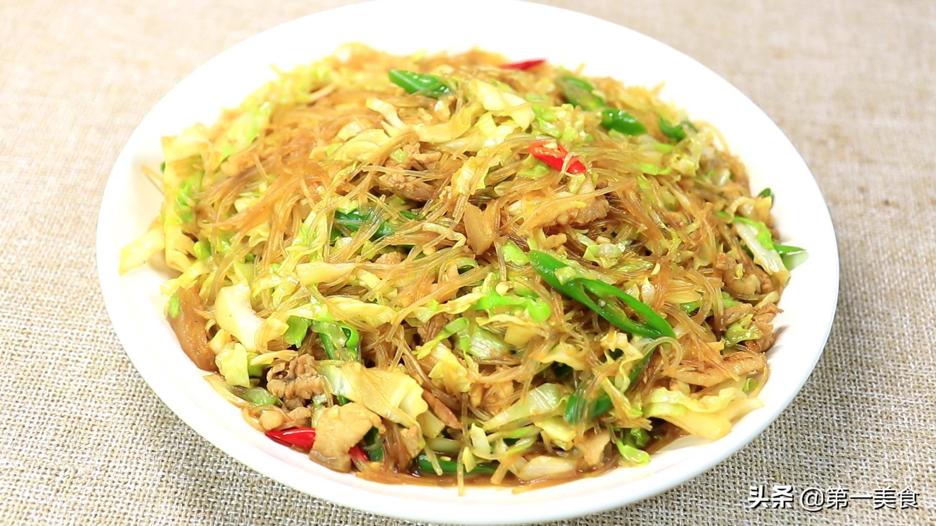 家常粉丝炒包菜,看大厨如何炒制,即不粘锅也不坨块,简单又美味-粉丝炒包菜家常做法视频教程