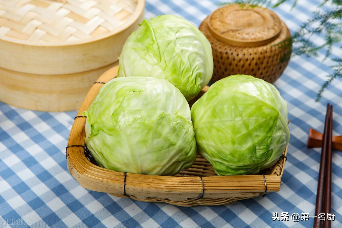 秋季,遇到卷心菜敞开吃,天然叶酸高!简单一炒比肉香,咋吃都不腻-卷心菜有叶酸吗