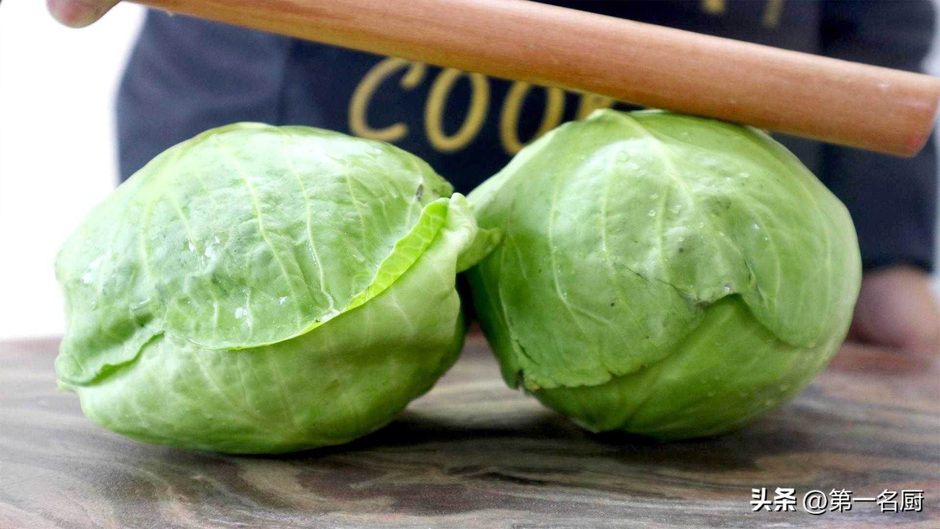秋季,遇到卷心菜敞开吃,天然叶酸高!简单一炒比肉香,咋吃都不腻-卷心菜有叶酸吗