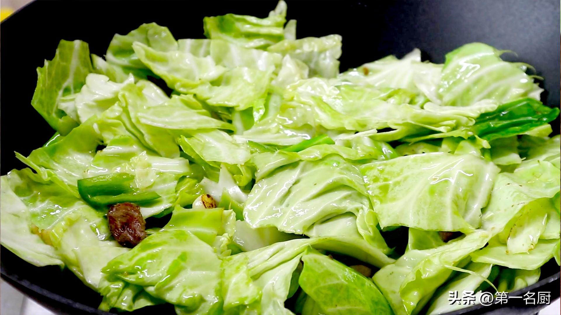 秋季,遇到卷心菜敞开吃,天然叶酸高!简单一炒比肉香,咋吃都不腻-卷心菜有叶酸吗