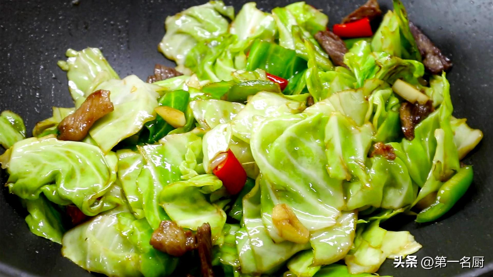 秋季,遇到卷心菜敞开吃,天然叶酸高!简单一炒比肉香,咋吃都不腻-卷心菜有叶酸吗