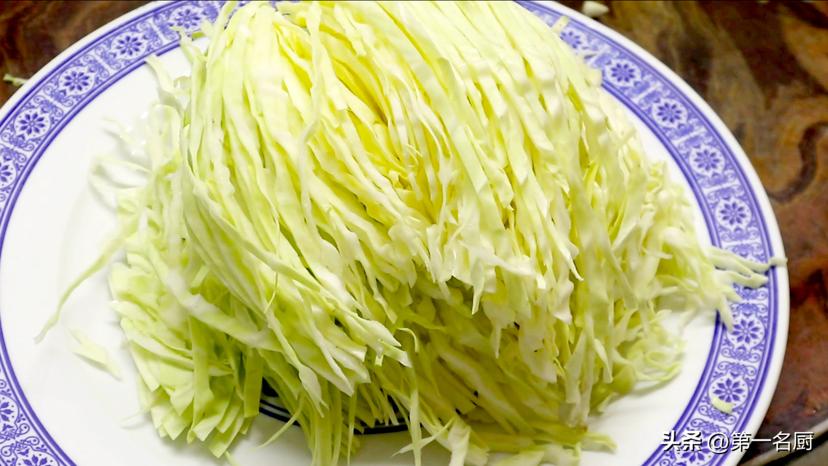 秋季,遇到卷心菜敞开吃,天然叶酸高!简单一炒比肉香,咋吃都不腻-卷心菜有叶酸吗