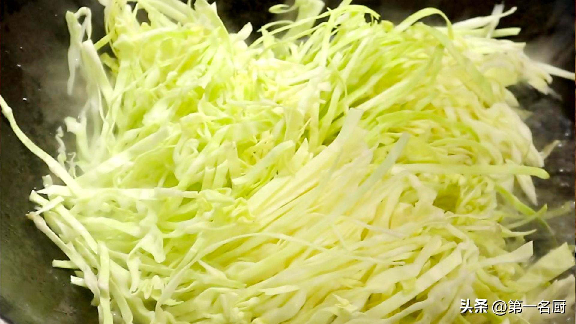 秋季,遇到卷心菜敞开吃,天然叶酸高!简单一炒比肉香,咋吃都不腻-卷心菜有叶酸吗