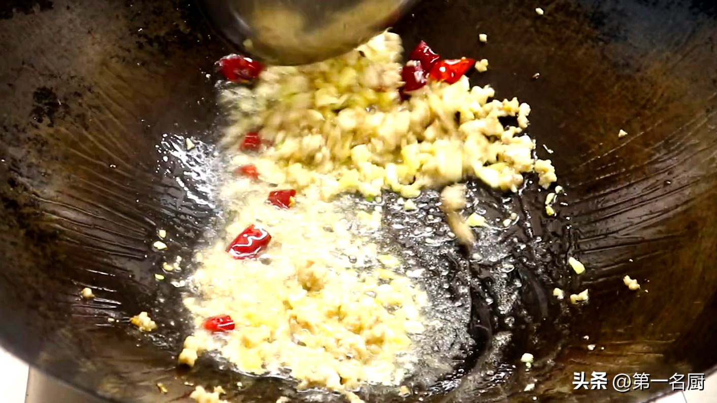 秋季,遇到卷心菜敞开吃,天然叶酸高!简单一炒比肉香,咋吃都不腻-卷心菜有叶酸吗