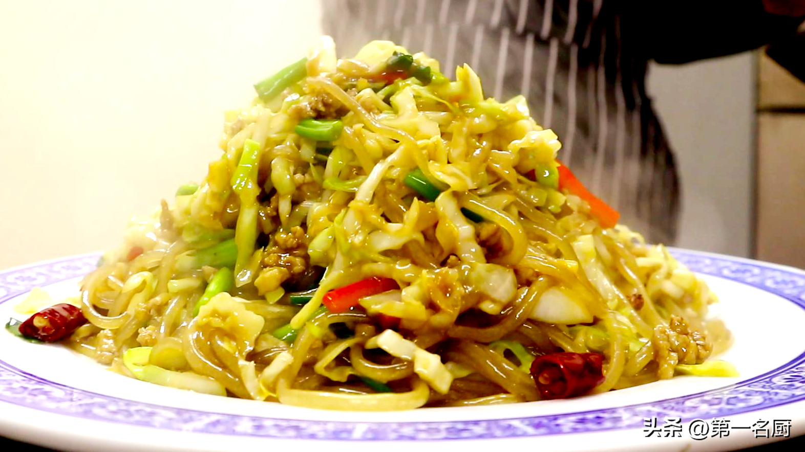 秋季,遇到卷心菜敞开吃,天然叶酸高!简单一炒比肉香,咋吃都不腻-卷心菜有叶酸吗