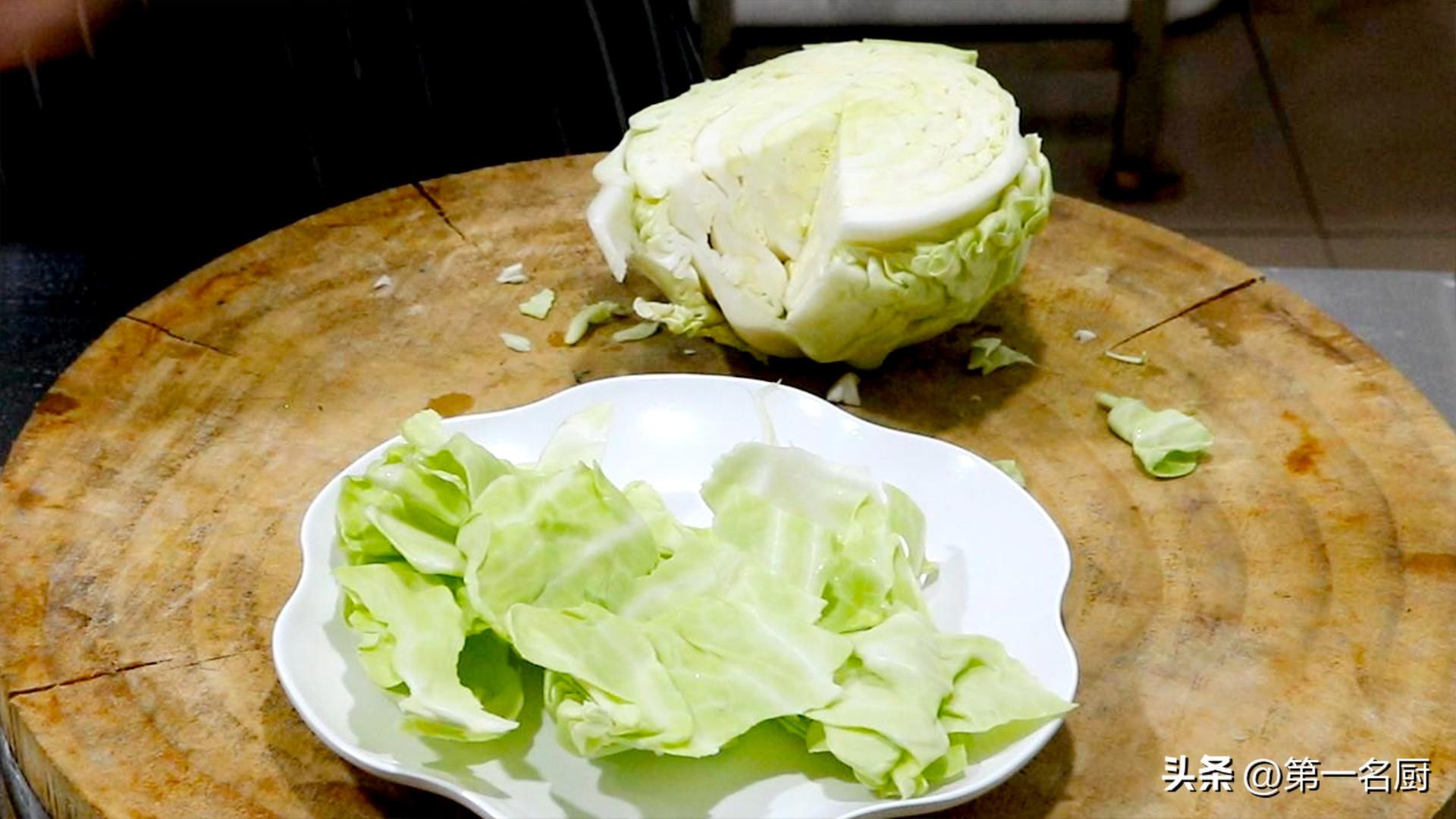 秋季,遇到卷心菜敞开吃,天然叶酸高!简单一炒比肉香,咋吃都不腻-卷心菜有叶酸吗