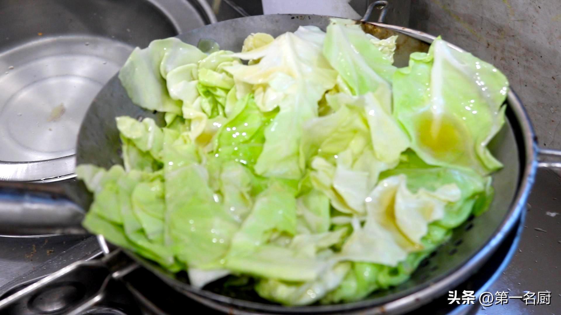 秋季,遇到卷心菜敞开吃,天然叶酸高!简单一炒比肉香,咋吃都不腻-卷心菜有叶酸吗