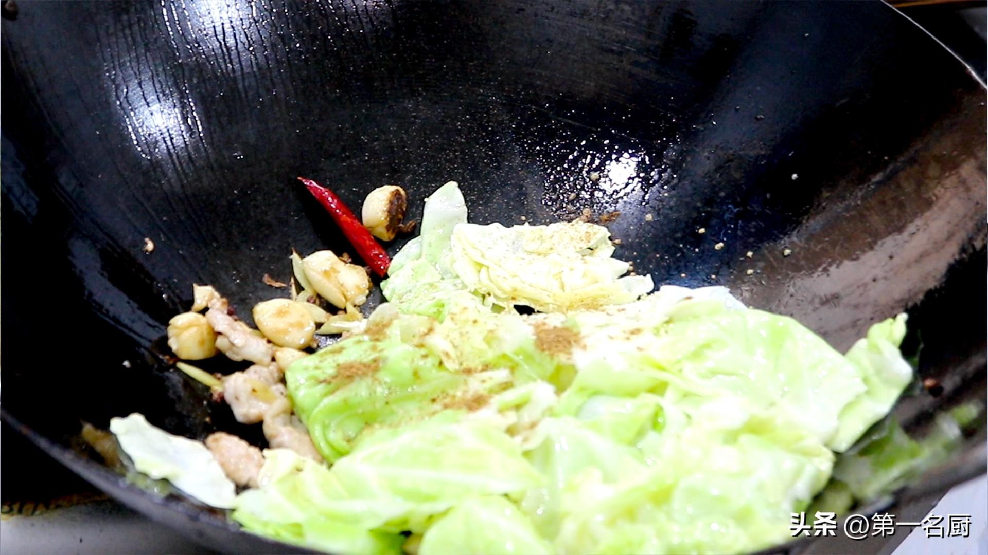 秋季,遇到卷心菜敞开吃,天然叶酸高!简单一炒比肉香,咋吃都不腻-卷心菜有叶酸吗