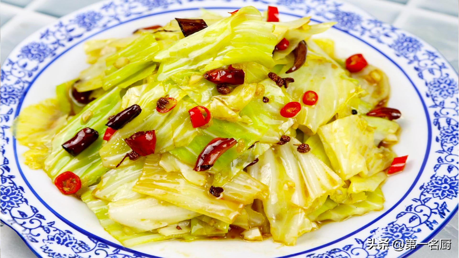 秋季,遇到卷心菜敞开吃,天然叶酸高!简单一炒比肉香,咋吃都不腻-卷心菜有叶酸吗