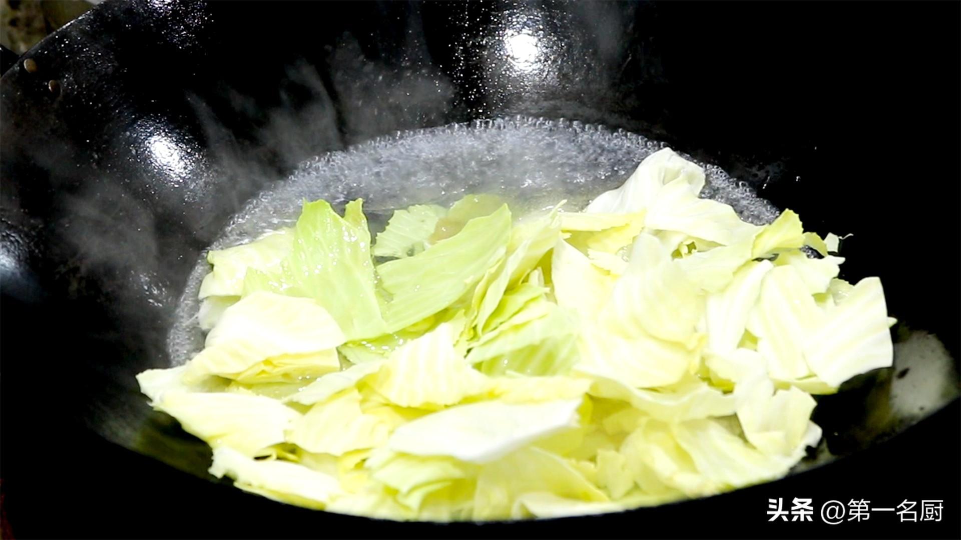 秋季,遇到卷心菜敞开吃,天然叶酸高!简单一炒比肉香,咋吃都不腻-卷心菜有叶酸吗