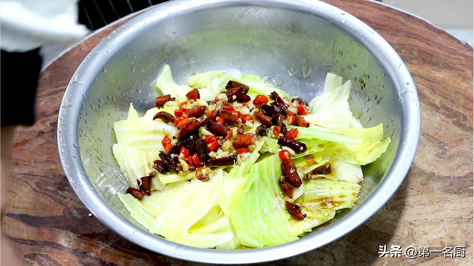 秋季,遇到卷心菜敞开吃,天然叶酸高!简单一炒比肉香,咋吃都不腻-卷心菜有叶酸吗