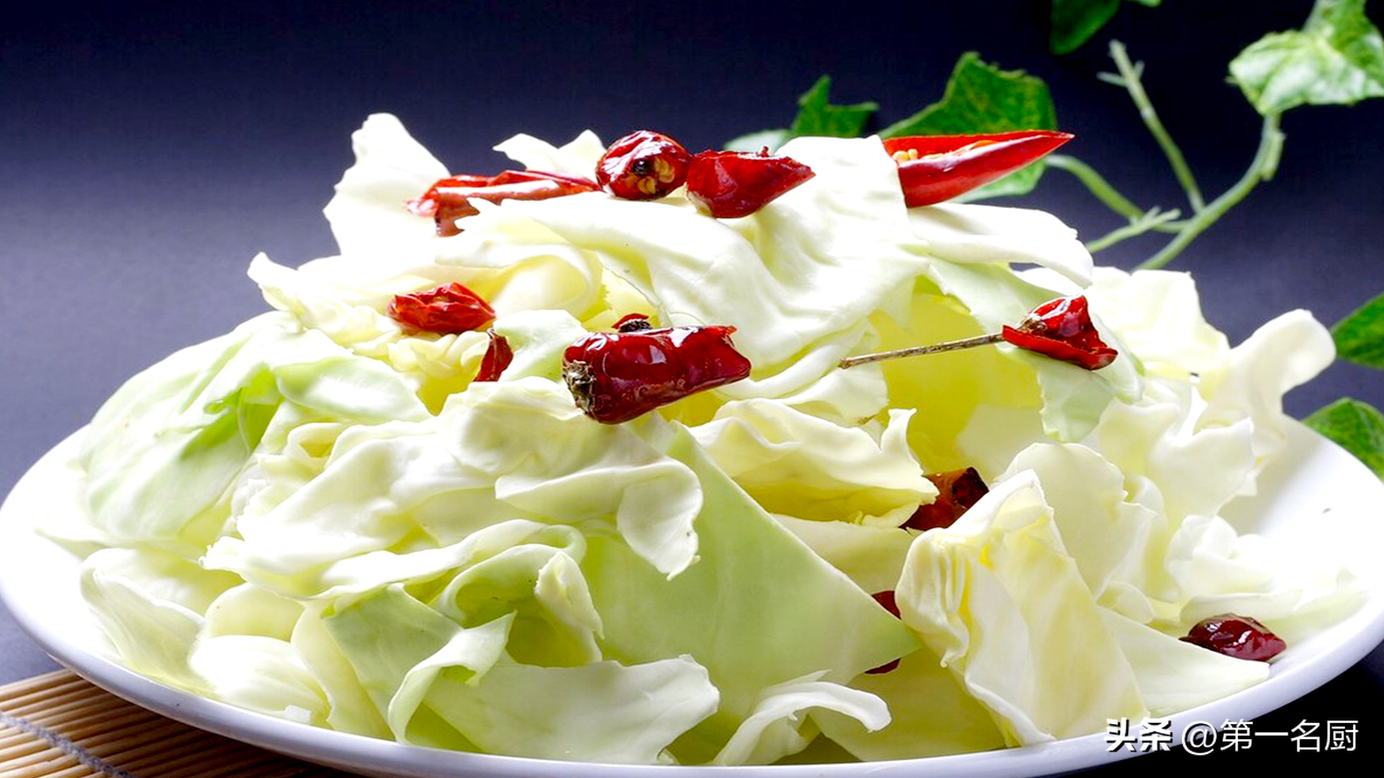 秋季,遇到卷心菜敞开吃,天然叶酸高!简单一炒比肉香,咋吃都不腻-卷心菜有叶酸吗