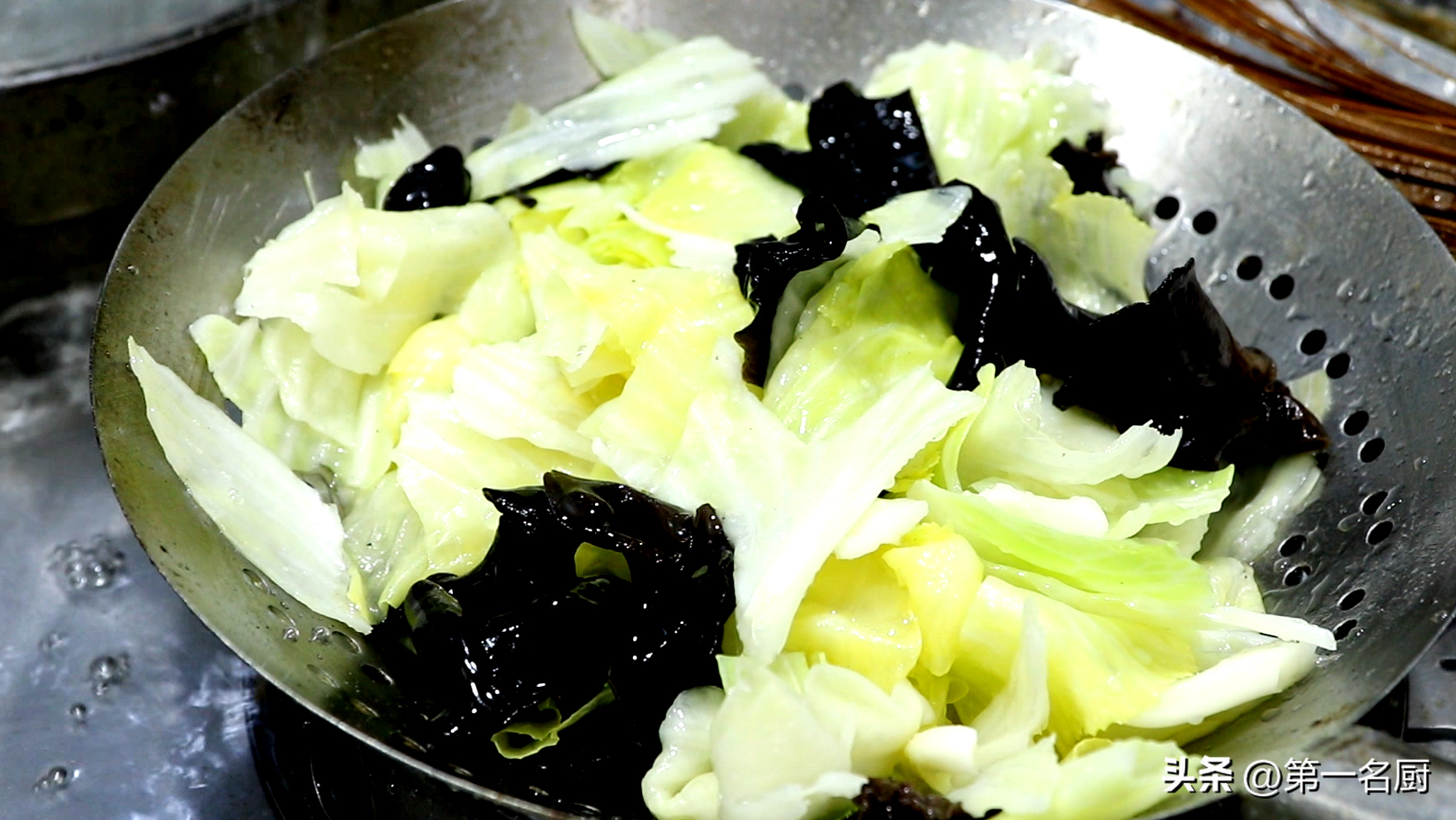 秋季,遇到卷心菜敞开吃,天然叶酸高!简单一炒比肉香,咋吃都不腻-卷心菜有叶酸吗