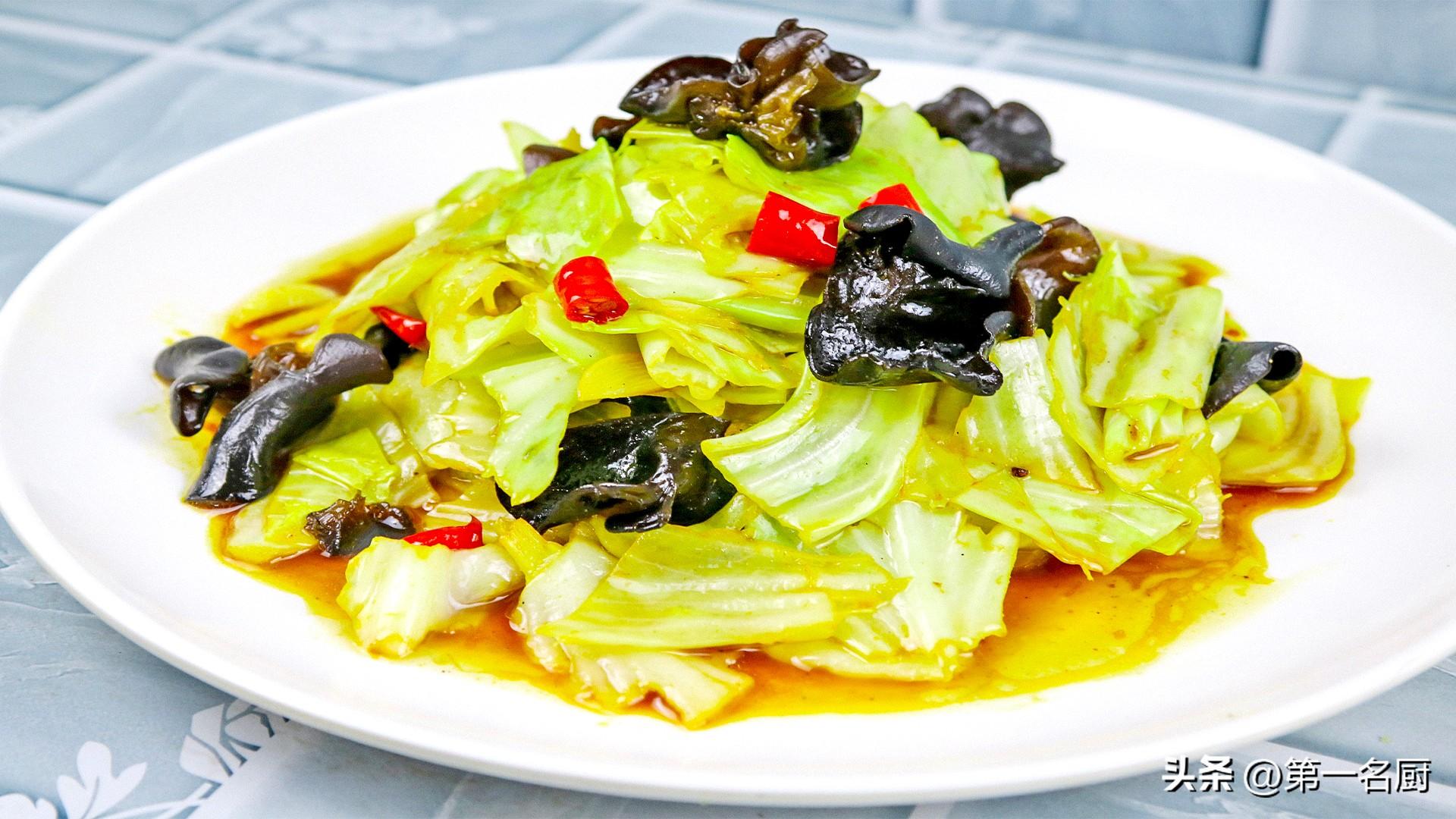 秋季,遇到卷心菜敞开吃,天然叶酸高!简单一炒比肉香,咋吃都不腻-卷心菜有叶酸吗