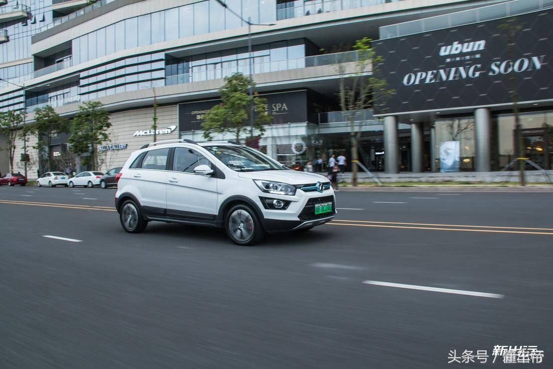 车胎扎了怎么办?一招学会正确使用补胎液-车胎被扎了补完之后安全吗