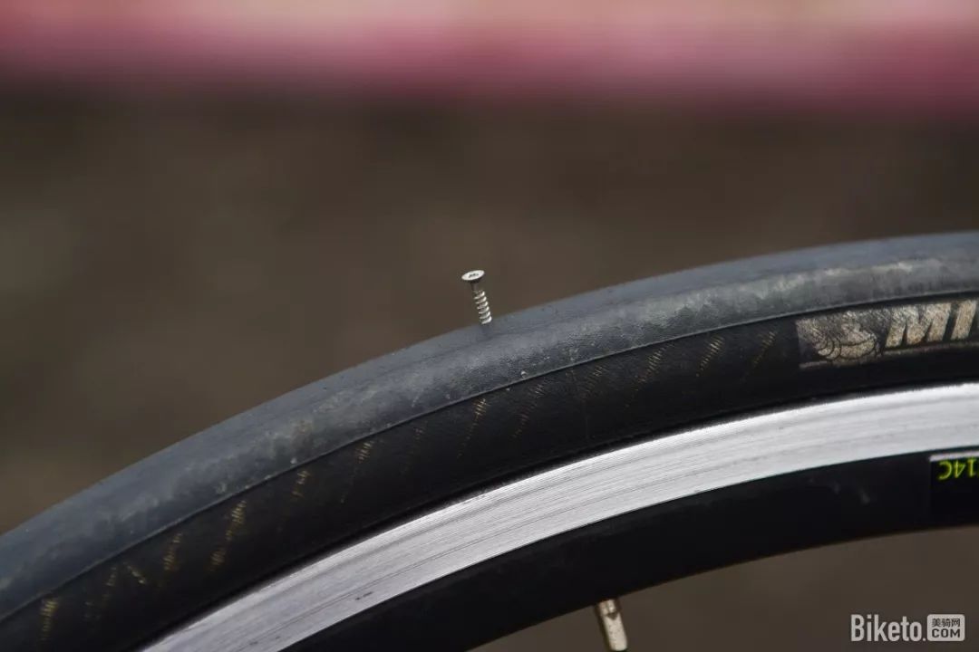 直怼气嘴的补胎神器 1分钟够快了吗?台湾IRS充气补胎液测试-汽车充气补胎宝