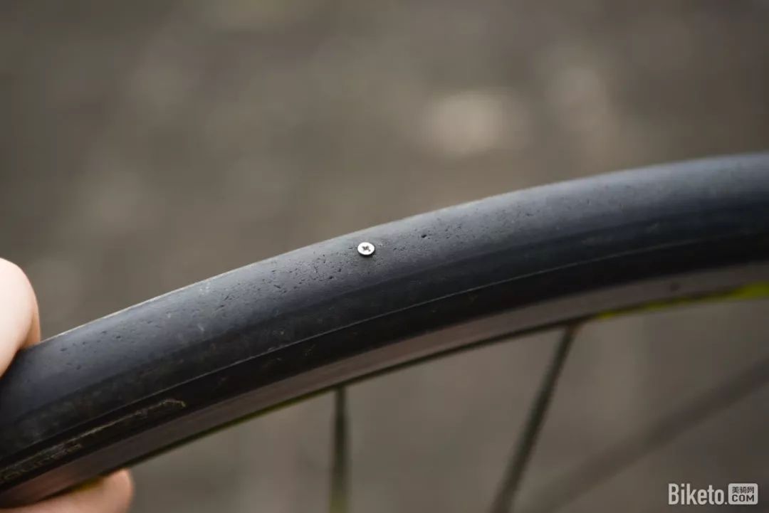 直怼气嘴的补胎神器 1分钟够快了吗?台湾IRS充气补胎液测试-汽车充气补胎宝