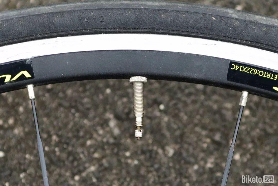 直怼气嘴的补胎神器 1分钟够快了吗?台湾IRS充气补胎液测试-汽车充气补胎宝