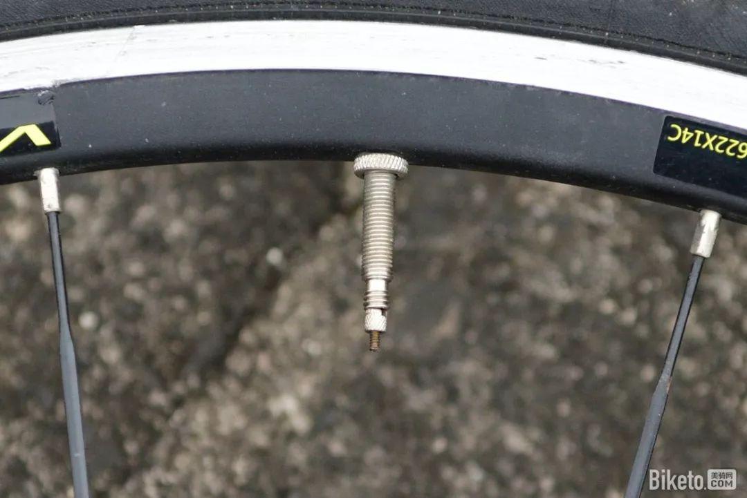 直怼气嘴的补胎神器 1分钟够快了吗?台湾IRS充气补胎液测试-汽车充气补胎宝