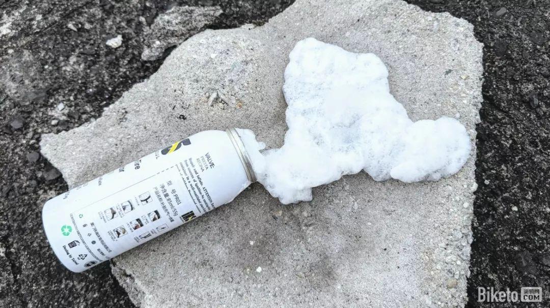 直怼气嘴的补胎神器 1分钟够快了吗?台湾IRS充气补胎液测试-汽车充气补胎宝