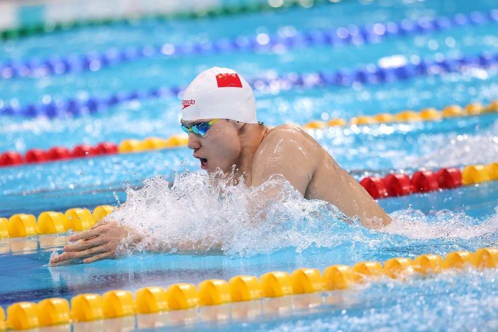 上海游泳获十四运首金,覃海洋感谢教练叶瑾的无私付出(海军游泳队谭律)