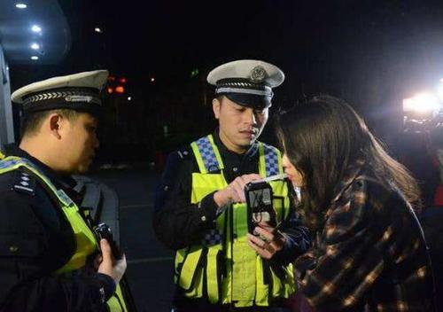 女司机年检过期被扣车,反问交警:新车6年免检,你懂不懂-6年免检车辆年审时间超过了怎么办