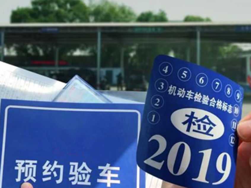 女司机年检过期被扣车,反问交警:新车6年免检,你懂不懂-6年免检车辆年审时间超过了怎么办