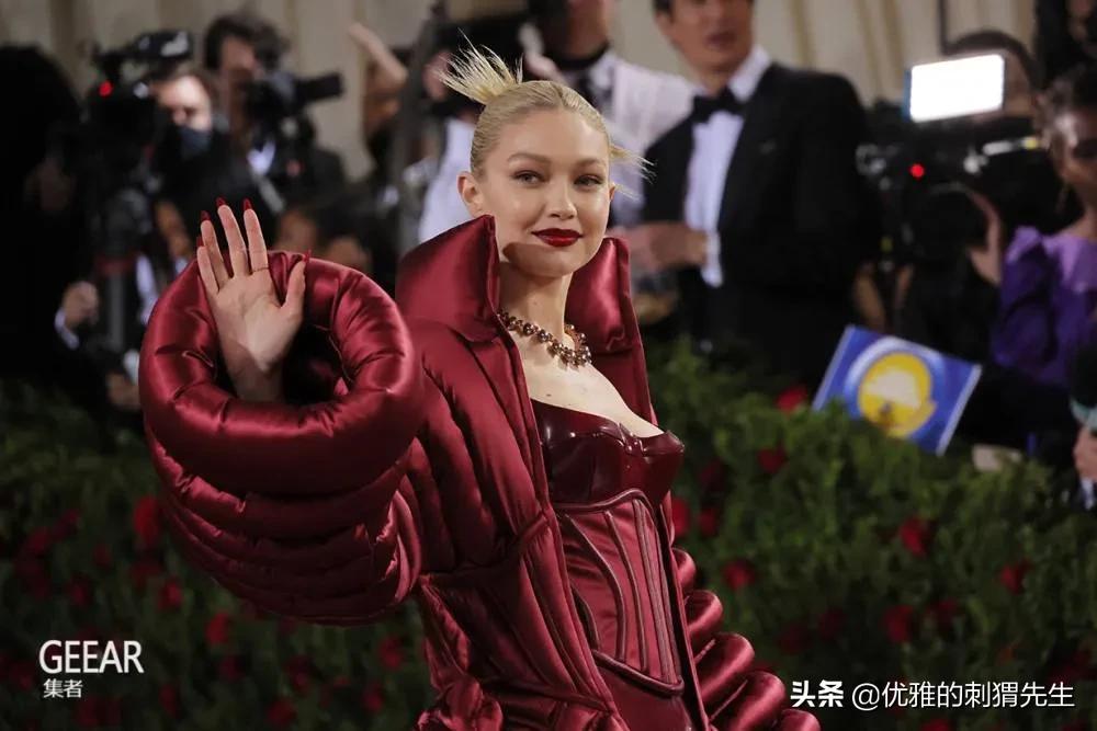 一天认识一个时尚品牌(1)Versace范思哲——高调奢华,极致华丽(范思哲是什么档次的奢侈品)