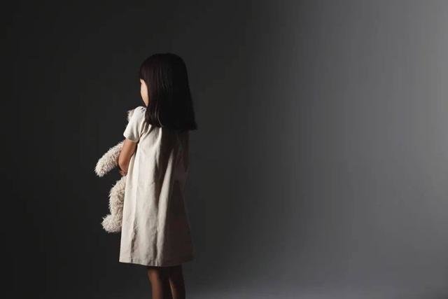 妈妈把女儿抗抑郁药换成维生素,医生:别把孩子推向“另一个深渊”-孩子误食一片抗抑郁的药会怎么样