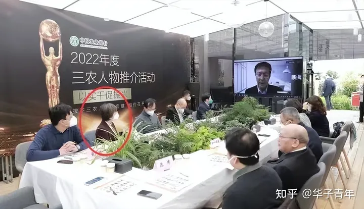 淡出《新闻联播》7个月的海霞,近照白发明显,主播岗或将再上新-央视新闻联播海霞简介