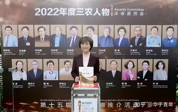 淡出《新闻联播》7个月的海霞,近照白发明显,主播岗或将再上新-央视新闻联播海霞简介