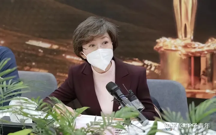 淡出《新闻联播》7个月的海霞,近照白发明显,主播岗或将再上新-央视新闻联播海霞简介