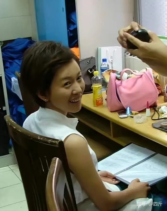 央视女主持欧阳夏丹回归,消失三年首次露面,素颜出镜未回应离职-央视女主持人欧阳夏丹名单及照片