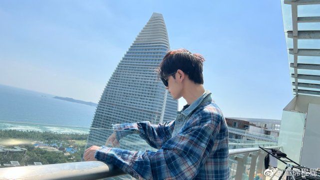 整效果还得看我江南第一深情!童锦程深夜亮相!即将在近日回归!(童锦程怎么火的)