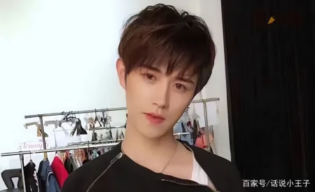 童锦程又开始整活了!直播喊话耀阳,互秀肌肉,又狂刷礼物(童锦程有多帅)