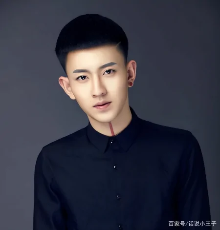 童锦程又开始整活了!直播喊话耀阳,互秀肌肉,又狂刷礼物(童锦程有多帅)