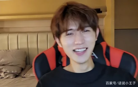 童锦程又开始整活了!直播喊话耀阳,互秀肌肉,又狂刷礼物(童锦程有多帅)