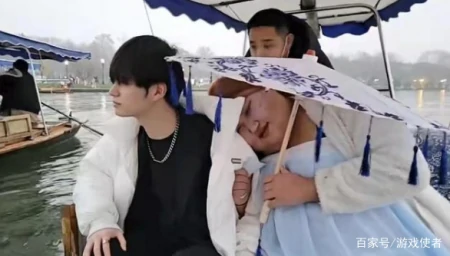 童锦程当众亲吻西瓜妹,上演云泥之恋!粉丝询问:原来你喜欢她?(童锦程连麦)