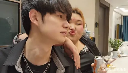 童锦程当众亲吻西瓜妹,上演云泥之恋!粉丝询问:原来你喜欢她?(童锦程连麦)