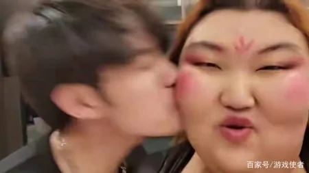 童锦程当众亲吻西瓜妹,上演云泥之恋!粉丝询问:原来你喜欢她?(童锦程连麦)