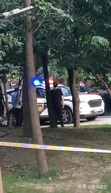 保定坠楼幼童及其母亲均抢救无效死亡,凶手楼沿上与警方对峙近10小时-保定坠楼幼童及其母亲均抢救成功了吗知乎