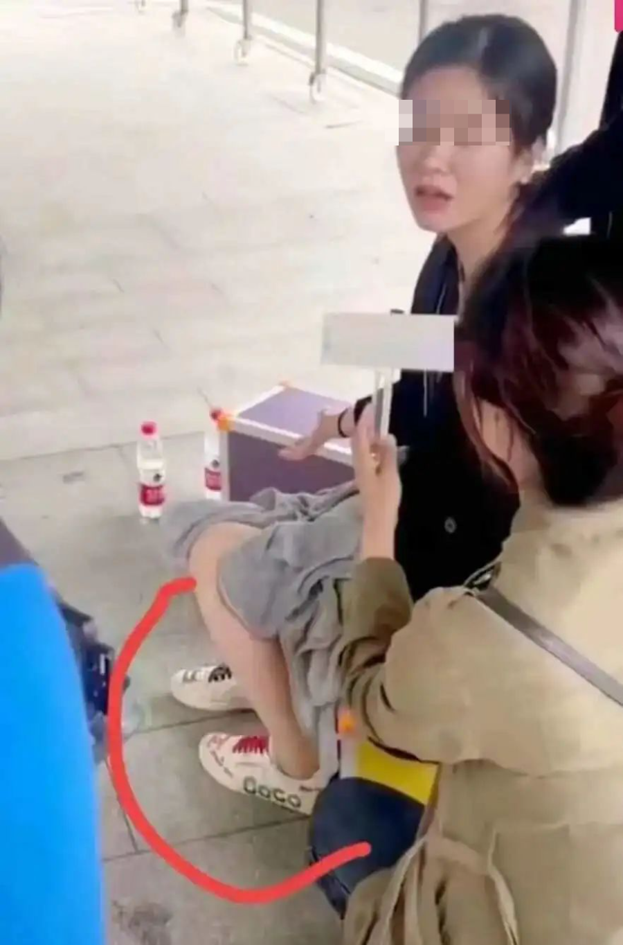 武汉小学生被撞身亡,妈妈也坠亡:网暴只是替罪羊,“真凶”笑了-武汉小学生校内被撞身亡