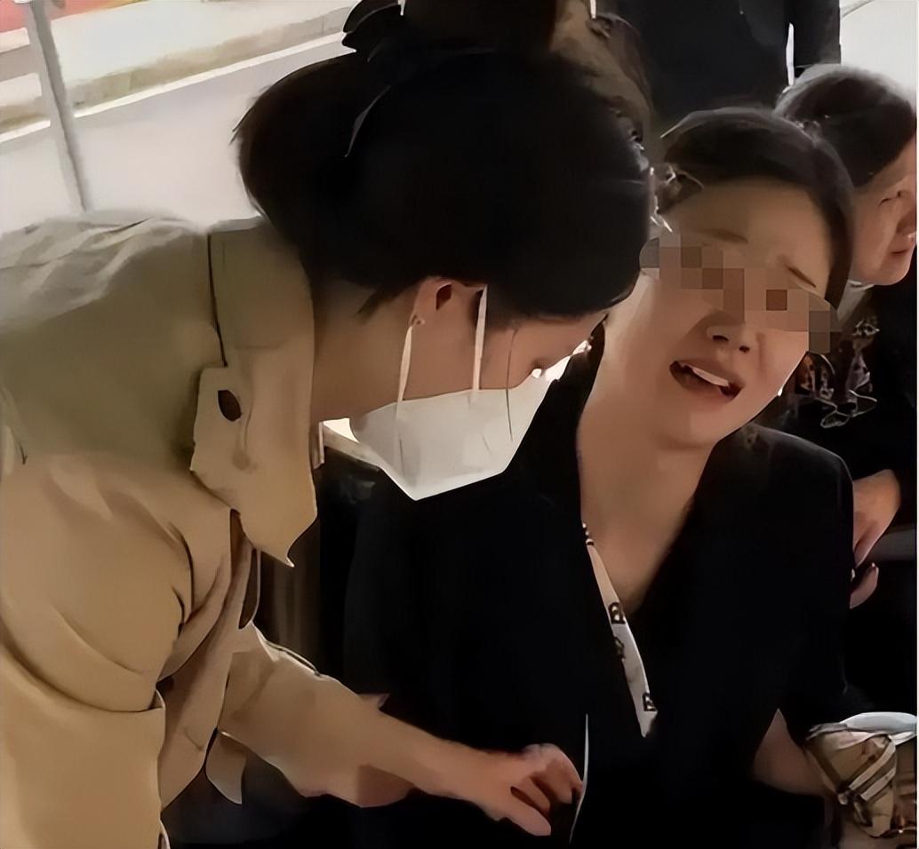 武汉小学生被撞身亡,妈妈也坠亡:网暴只是替罪羊,“真凶”笑了-武汉小学生校内被撞身亡