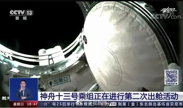 成都航天员叶光富首次出舱!全世界有个人关注点不一样……(航天员叶光富是什么军衔级别)